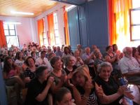 Στιγμιότυπο από το πλήθος των παρευρισκομένων κατά τη διάρκεια της παρουσίασης του βιβλίου «Φωτεινή, όπως φως».